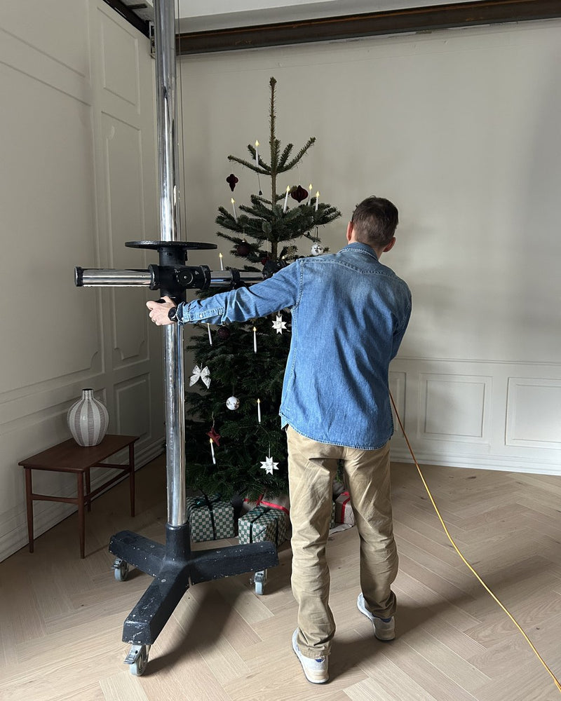 Juletræ.dk stiller kamera op til fotografering af et pyntet juletræ i studiet