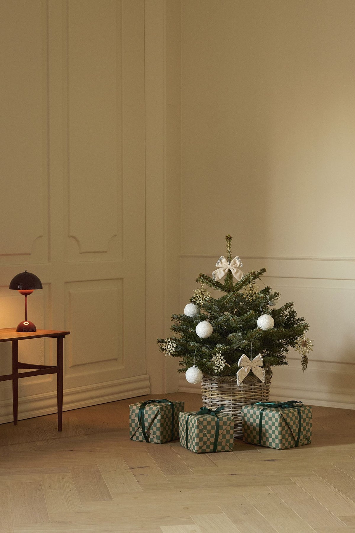 Juletræ i potte, nordmannsgran 80-100 cm, pyntet i stue med paneler